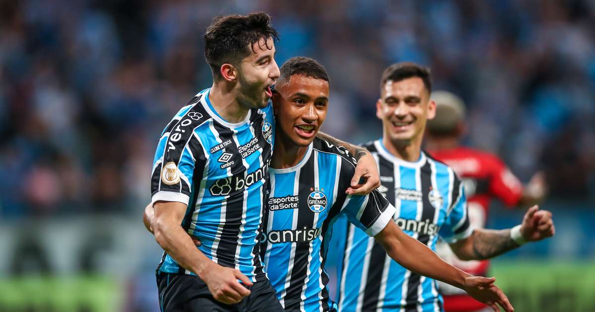 Volante titular do Grêmio e destaque em 2023 não gosta de primeira oferta de renovação; Palmeiras mira o atleta