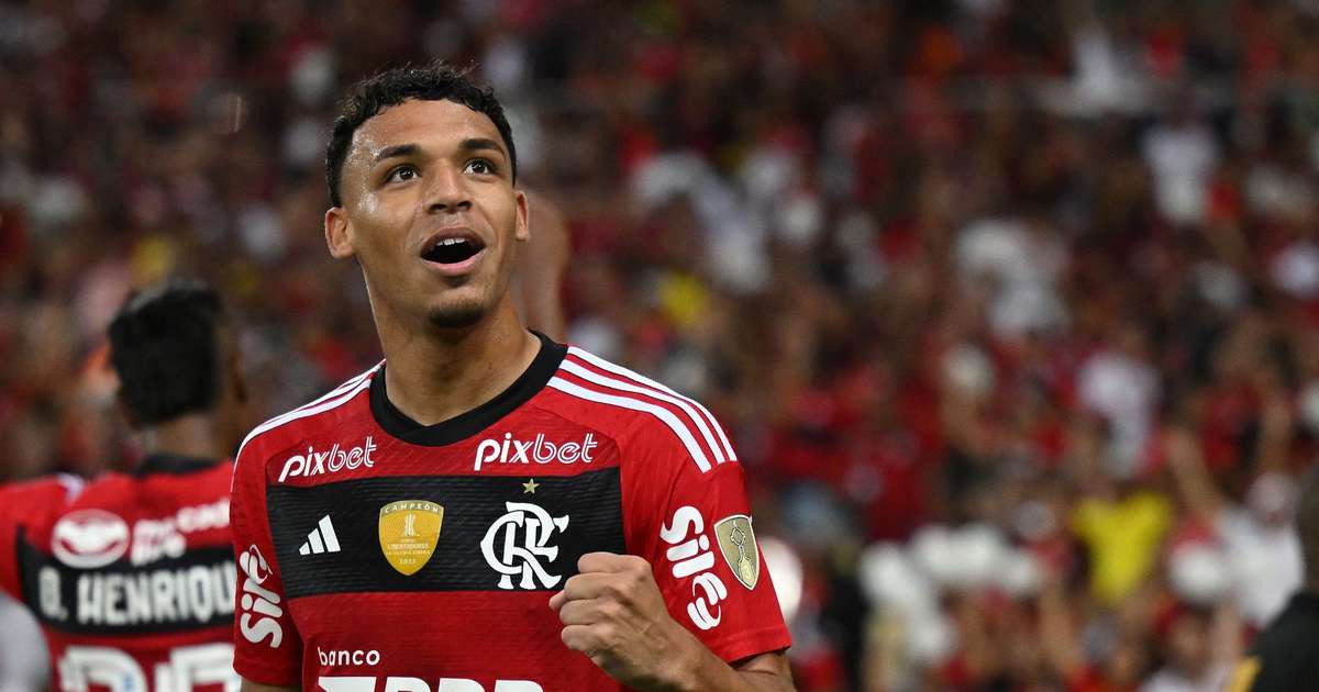Victor Hugo pode ganhar primeira chance com Tite no Flamengo