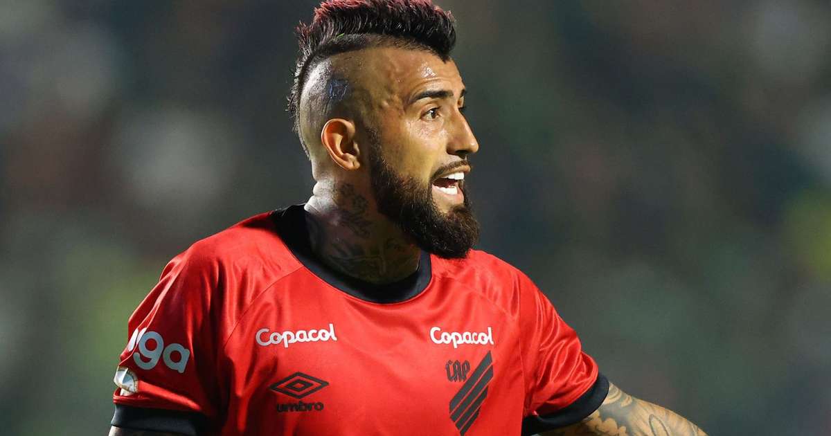 Atuando pelo Athletico, Vidal comemora título da Libertadores em cima do Furacão