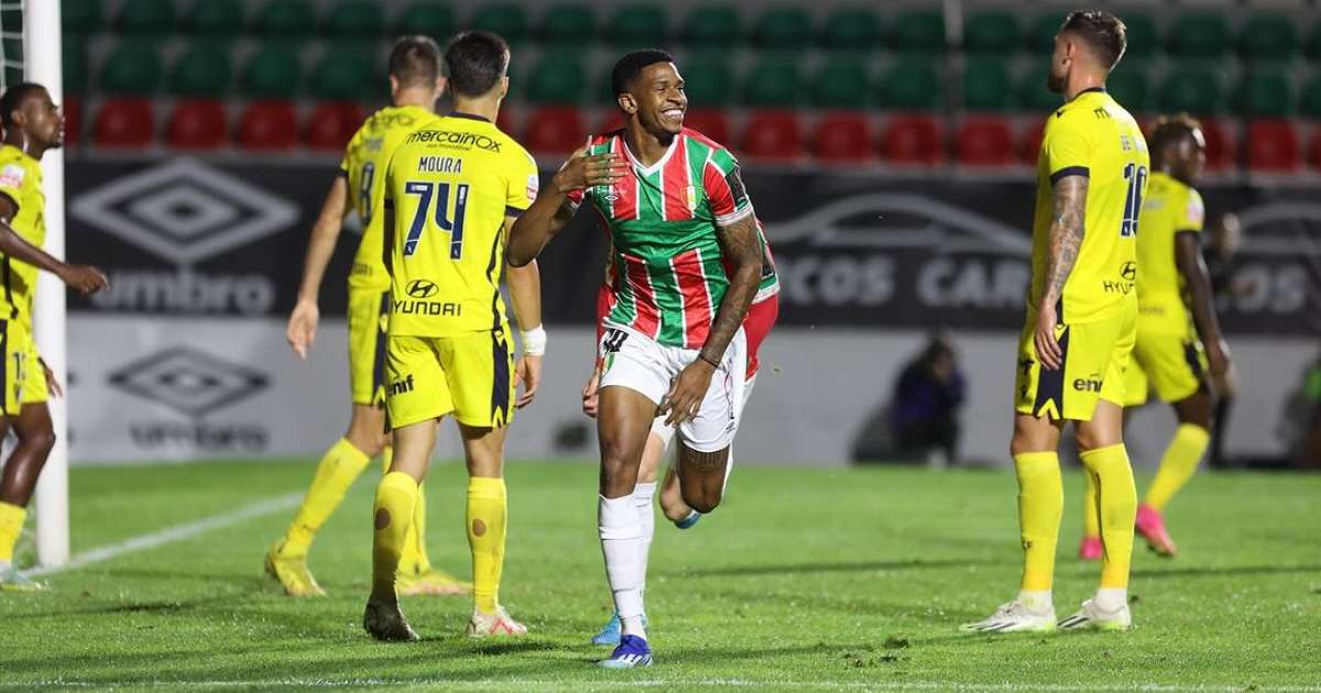 Ex-Flamengo, André Luiz brilha no Campeonato Português