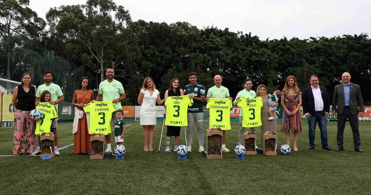 Abel e comissão recebem homenagem por três anos de Palmeiras