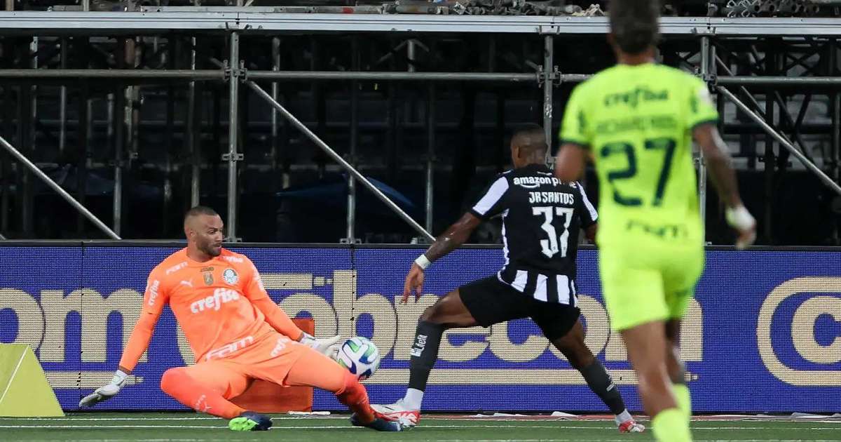 Weverton pega pênaltis, salva na linha e até beija bola após milagre na  Supercopa; veja os vídeos, palmeiras