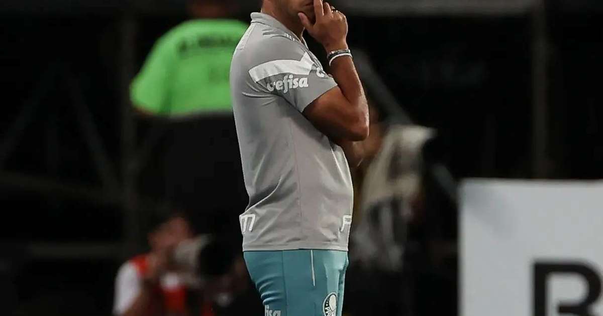 Abel mantém cautela sobre título e exalta virada do Palmeiras: 
