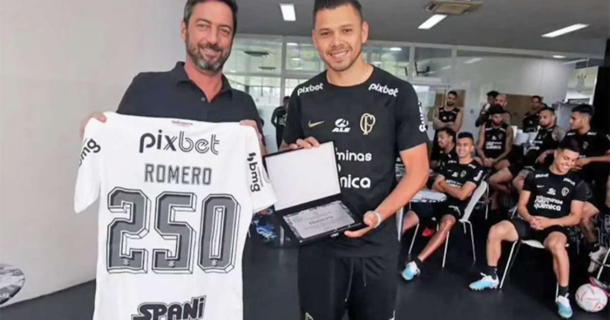 Romero recebe homenagem após atingir marca de 250 jogos no Corinthians