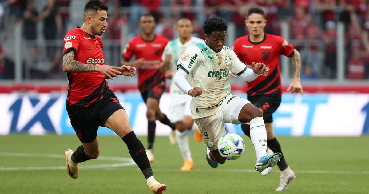 Palmeiras enfrenta o Athletico em busca da quinta vitória seguida e torcendo contra adversários na briga pelo título