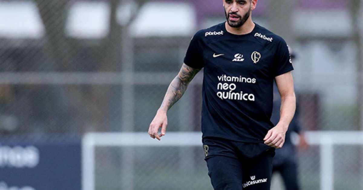 Renato Augusto treina no Corinthians com proteção no ombro