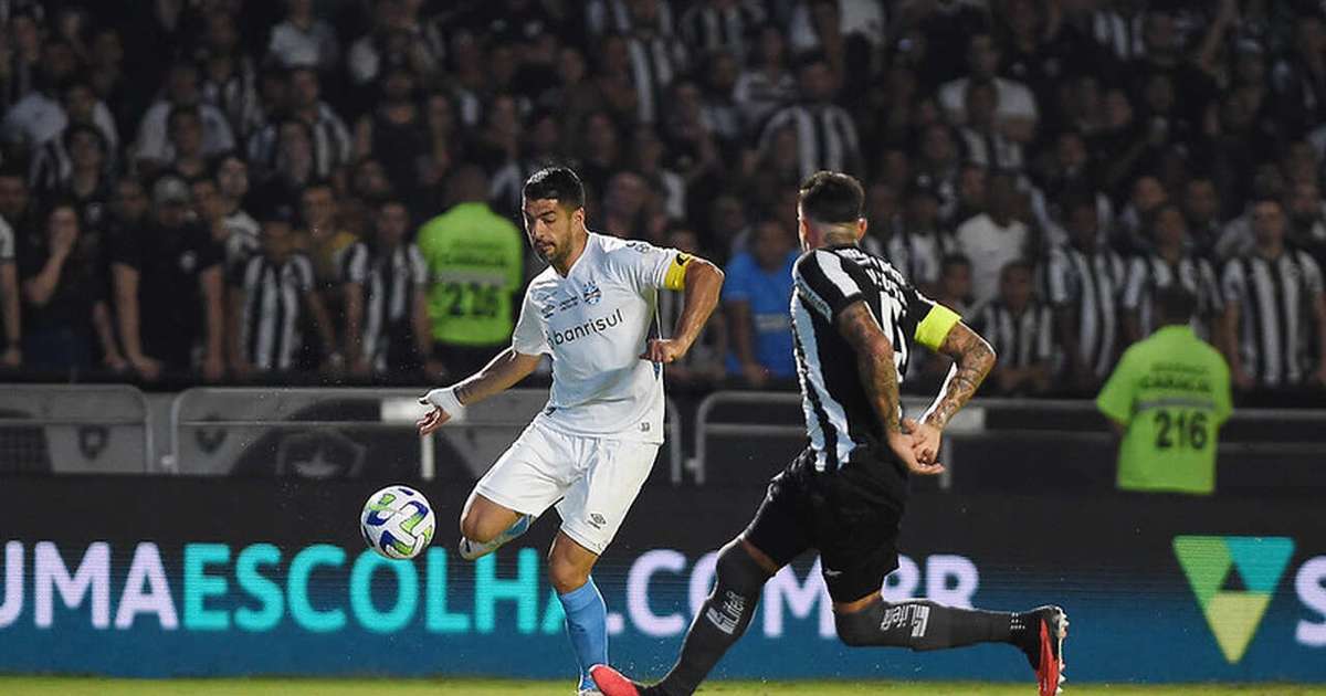Suárez anota hat-trick, Grêmio vence o Botafogo e vai à vice-liderança do Brasileirão
