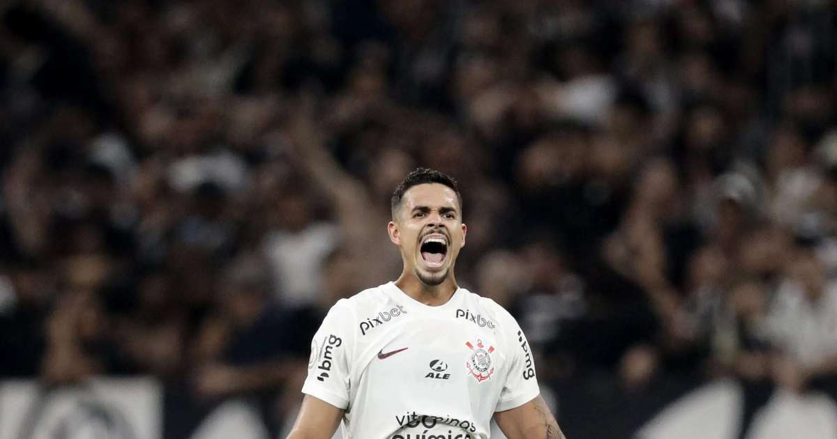 Árbitro relata objetos atirados no gramado por torcedores do Corinthians em empate com Atlético-MG