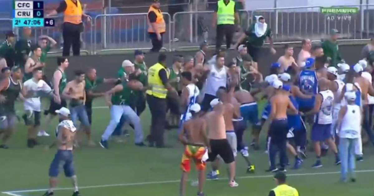 Torcedores de Coritiba e Cruzeiro invadem campo durante jogo e