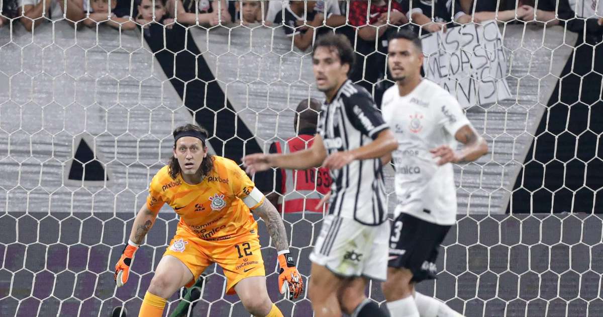 Cássio é substituído com dores no joelho em vitória do Corinthians sobre o Grêmio