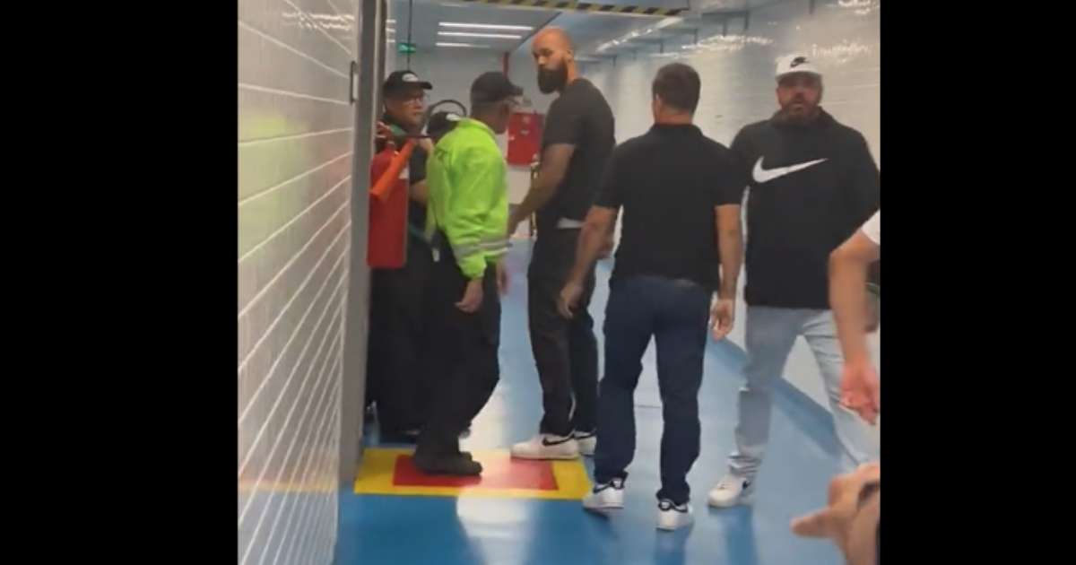 Dirigente do Timão se envolve em confusão em Porto Alegre; repórter é agredido