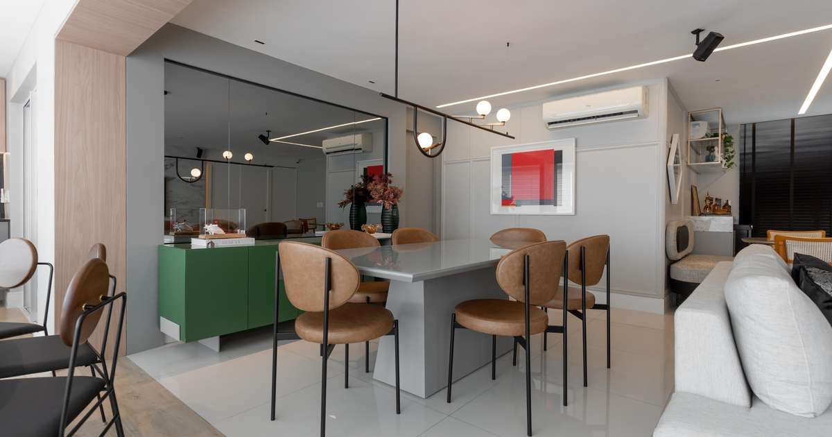 Móveis coloridos e mix de revestimentos dão o tom do décor neste apê