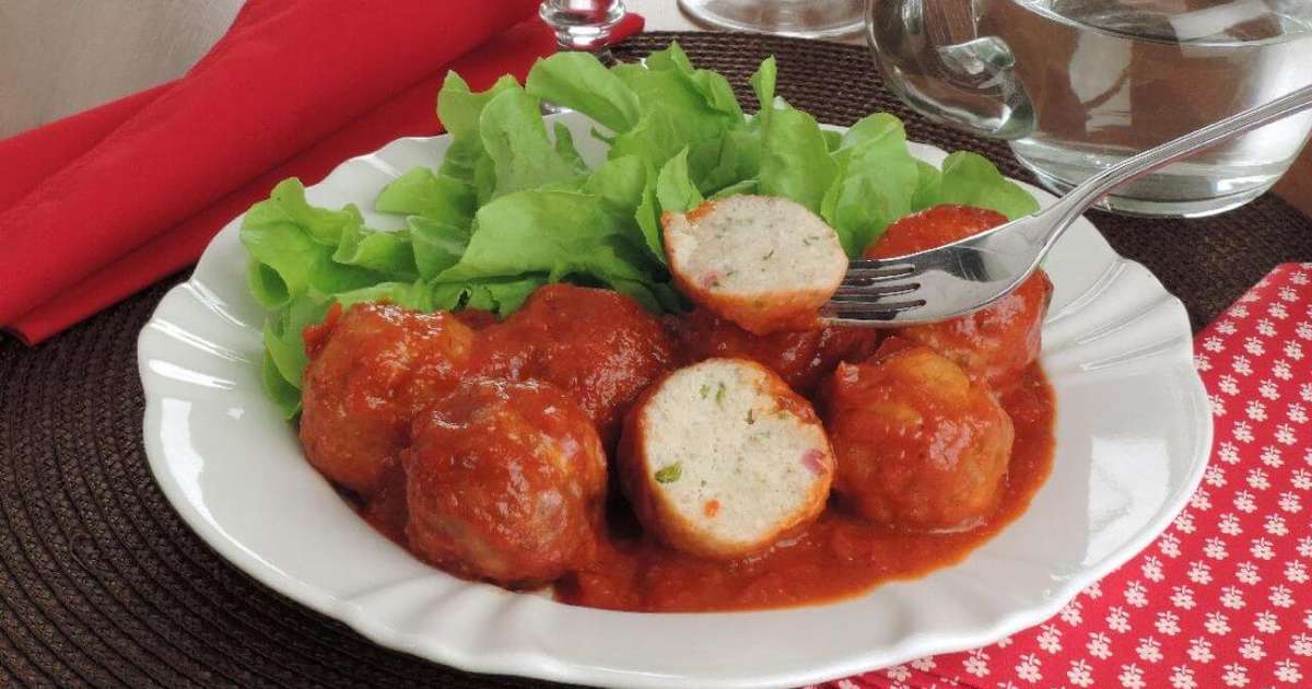 Fígado De Frango Caseiro Frito Com Molho De Soja, Tomates, Cebolas