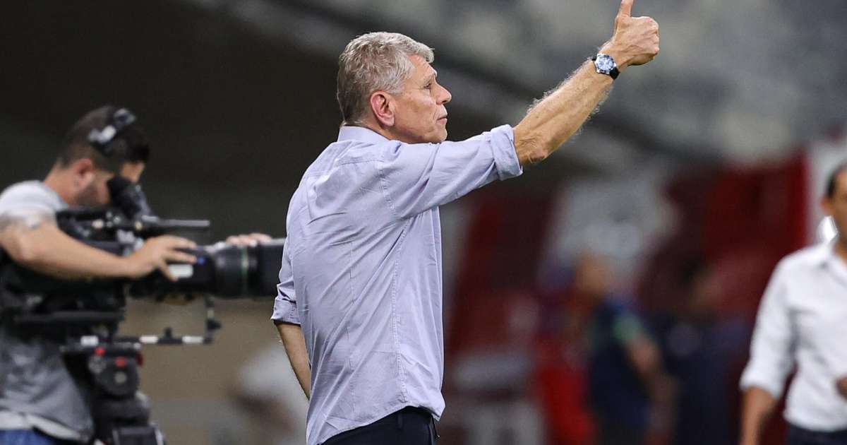 Autuori reconhece falhas do Cruzeiro e sai em defesa de Wesley após chance perdida