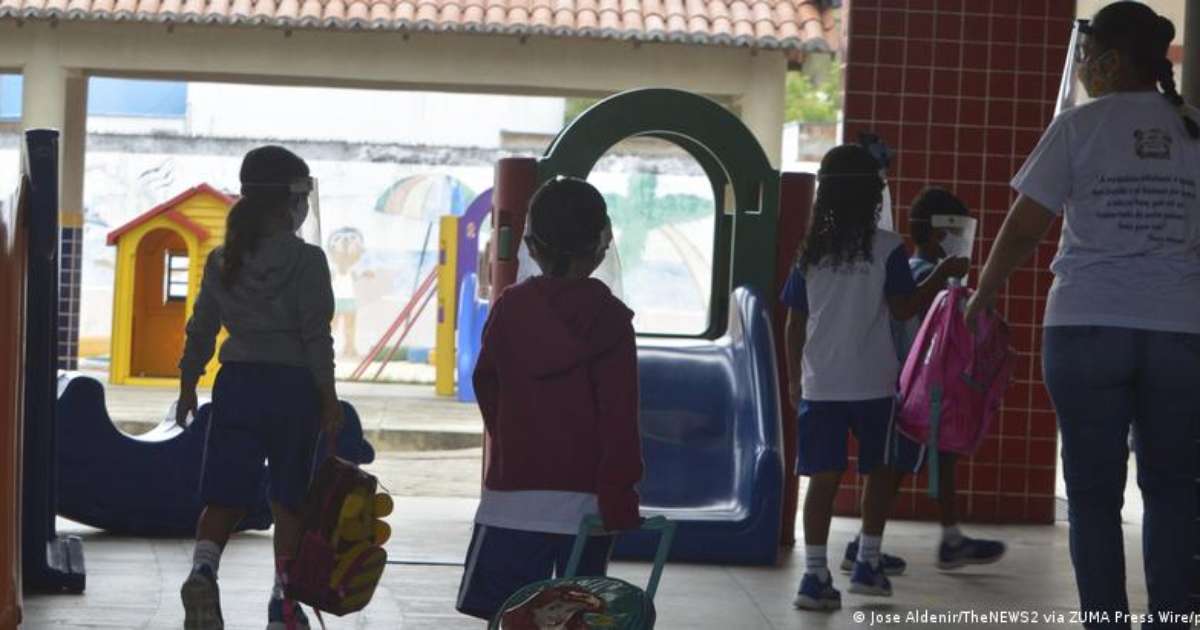 Penteado liso em escola já teria sido pedido outras vezes, diz mãe