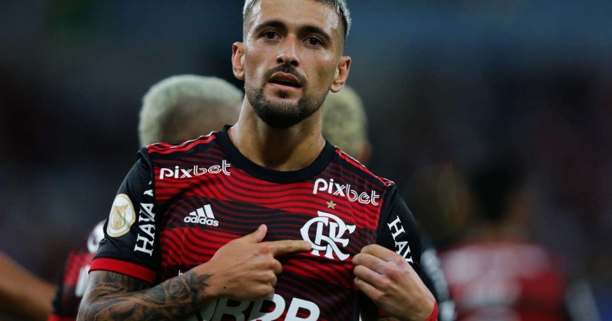 Torcida do Flamengo prepara mosaico para jogo contra o Bragantino, mas  comete gafe no resultado