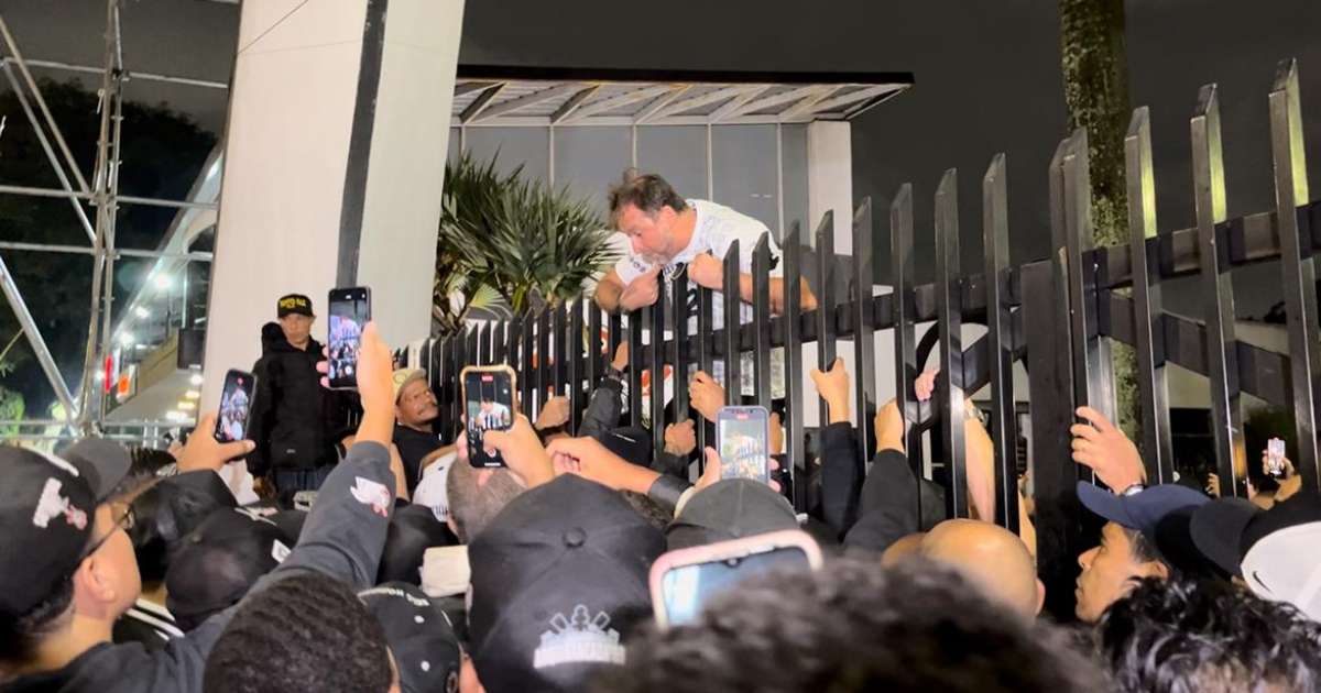 Augusto Melo sobe em portão e comemora vitória na eleição com torcedores do Corinthians