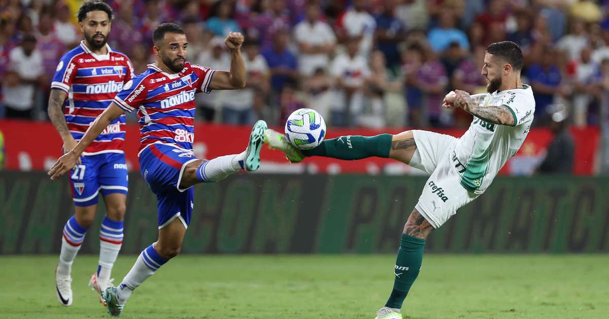 Com um a menos e números melhores; Palmeiras arranca empate e segue líder