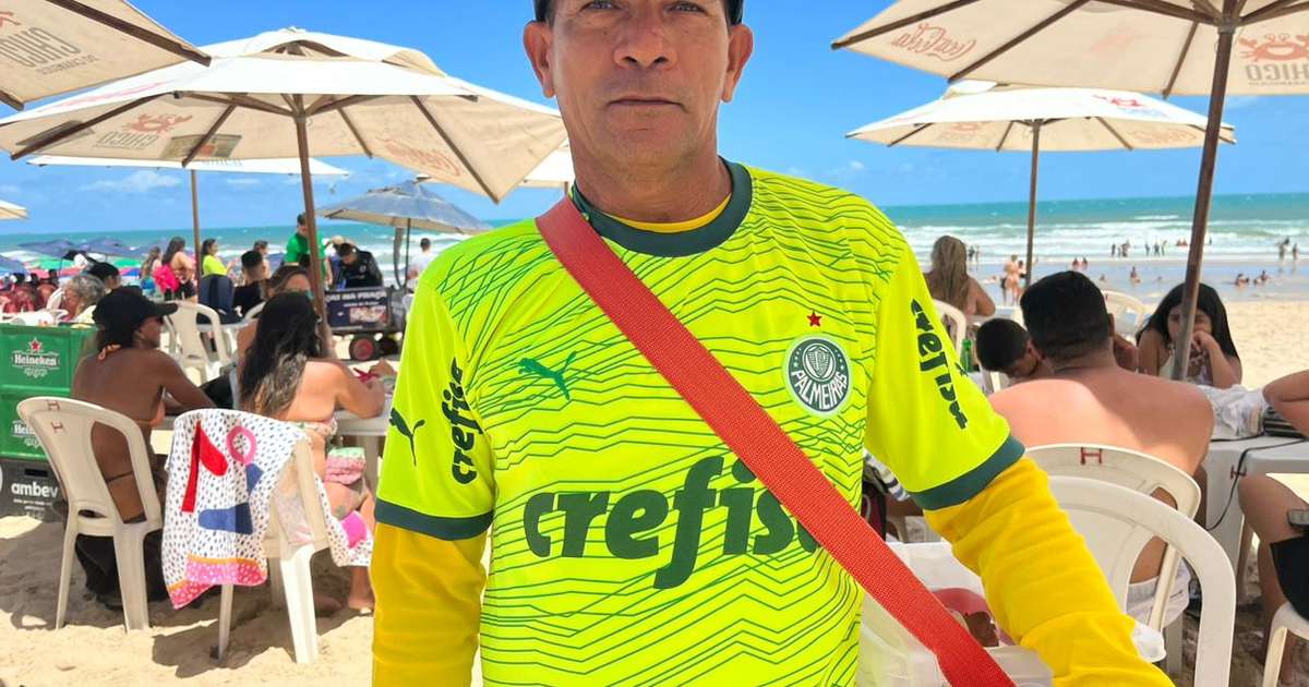Membro de organizada veste Palmeiras da cabeça aos pés para vender camarão em praia de Fortaleza