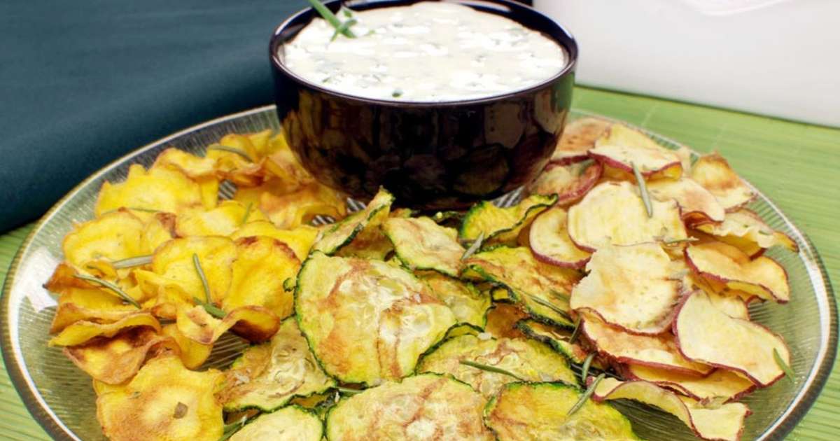 Chips de legumes com molho de iogurte para um petisco saudável