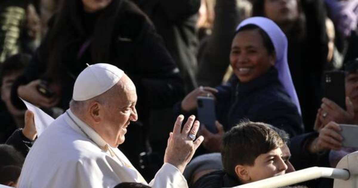 Papa Francisco diz que está com bronquite aguda infecciosa e pede orações