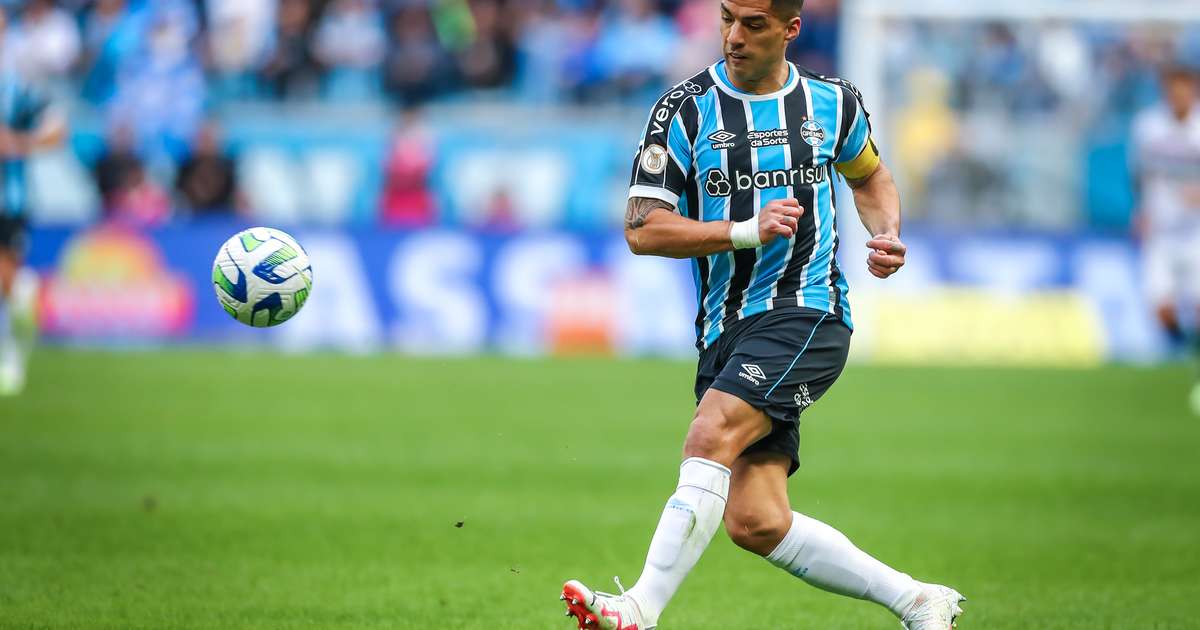 Grêmio vence ameaçado Vasco com gol de Suárez e entra no G4 do Brasileirão