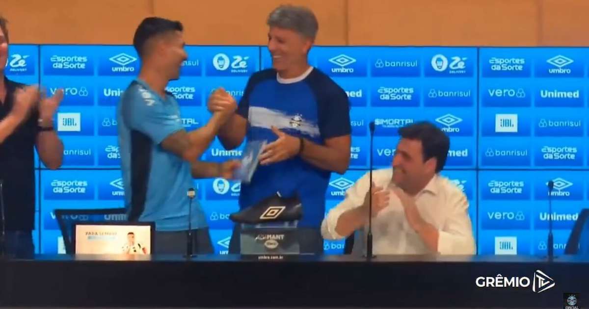 Renato entrega DVD para Suárez: Se tiver um tempinho, pode assistir