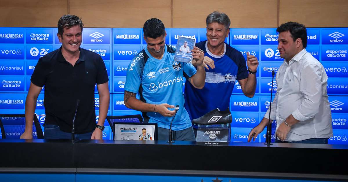 Em clima de despedida, Renato Gaúcho entrega seu DVD de jogadas para Suárez: Não posso deixar de sacanear