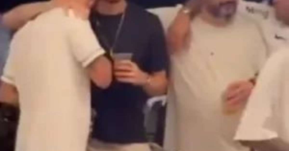 Fábio Santos se emociona e é consolado por 