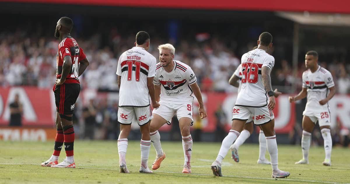 Dono do cãozinho Doze ganha ingresso para assistir jogo do Flamengo