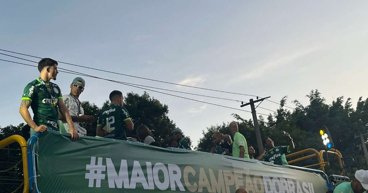 Festa na madrugada: jogadores do Palmeiras são recebidos por torcida no CT