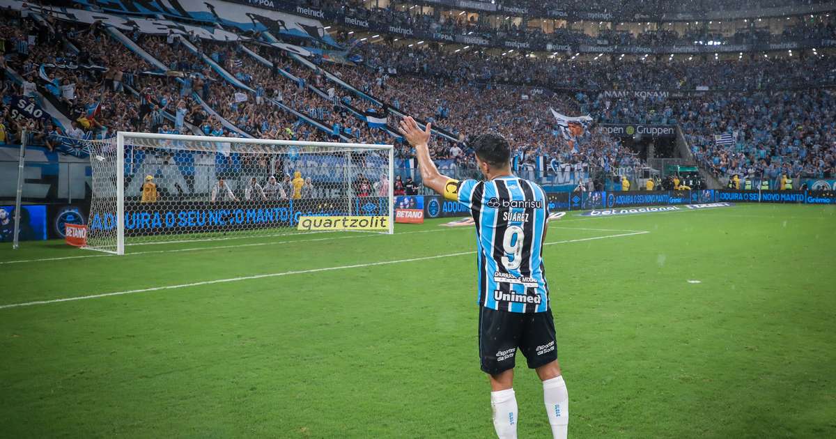 Torcida do Grêmio comparece em aeroporto para despedida de Suárez; confira