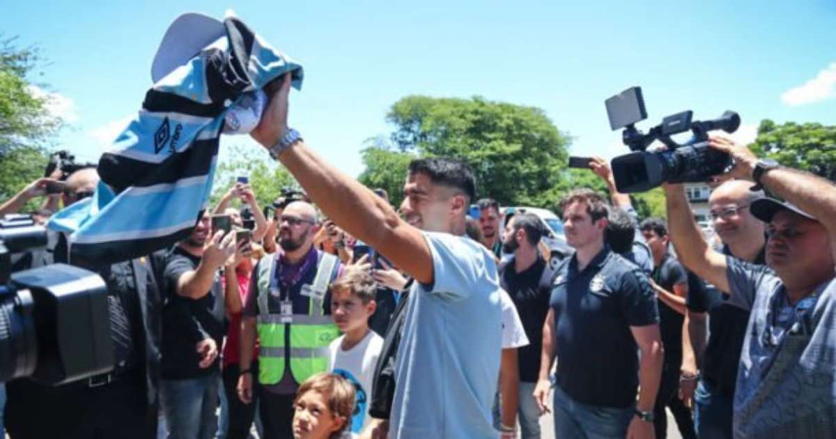 Torcida do Grêmio lota aeroporto para se despedir de Suárez