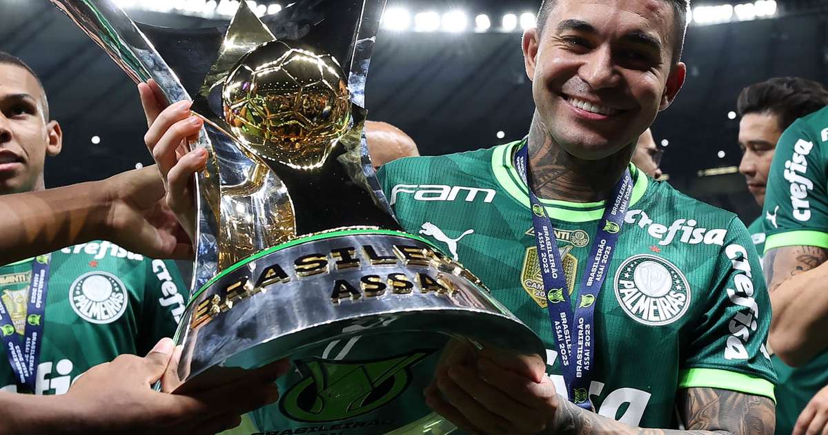 Único tetracampeão brasileiro por um mesmo clube, Dudu iguala ídolos históricos do Palmeiras e comemora