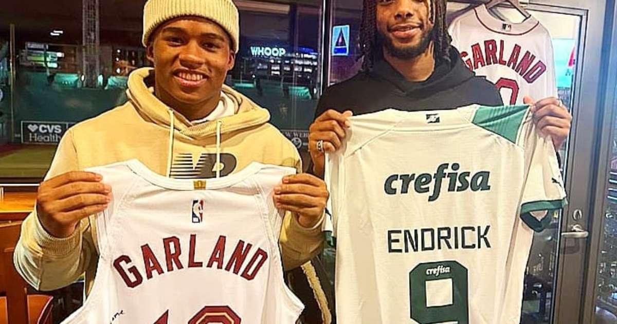 Endrick visita estádio de beisebol e presenteia armador dos Cavaliers com camisa do Palmeiras