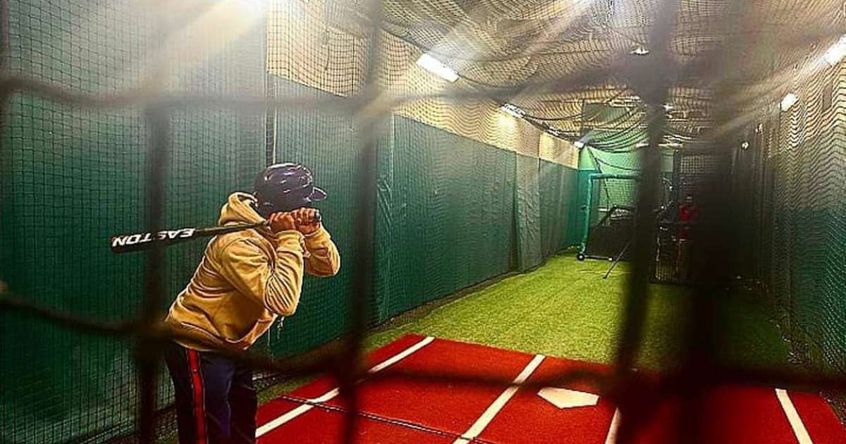 Endrick arrisca tacadas de beisebol ao lado de jogador do Cleveland Cavaliers