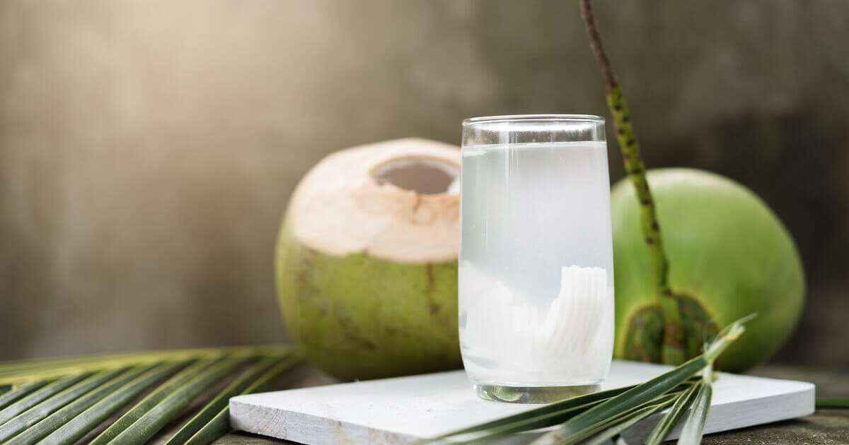 10 benefícios da água de coco para a saúde