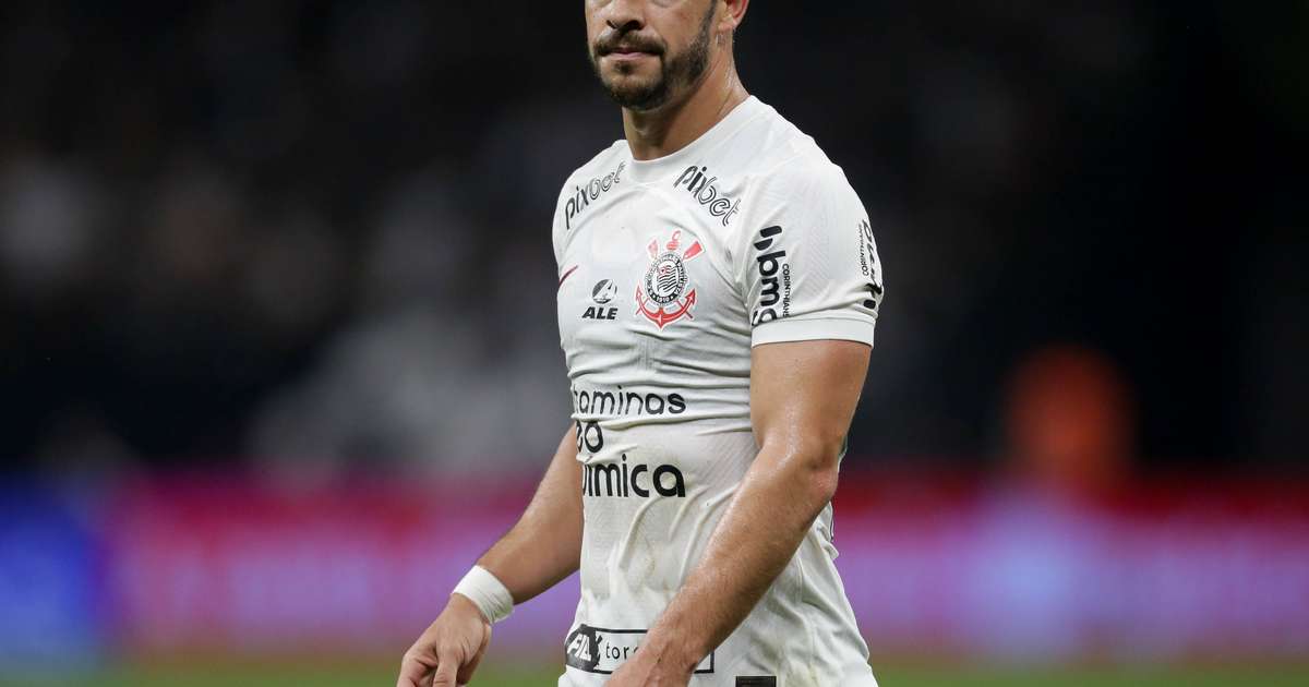 Após deixar o Corinthians, Giuliano recebe propostas do Brasil e do exterior e analisa futuro