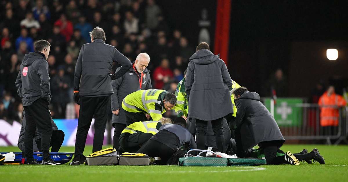 Jogador desmaia em campo e jogo da Premier League é suspenso