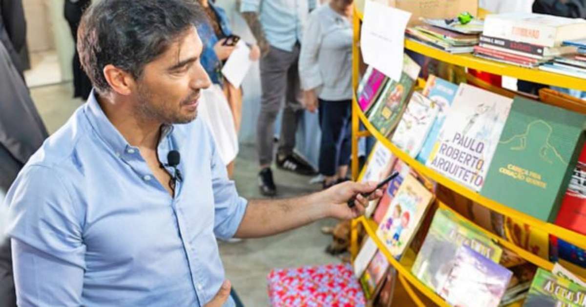 Abel Ferreira visita biblioteca comunitária em Santo André