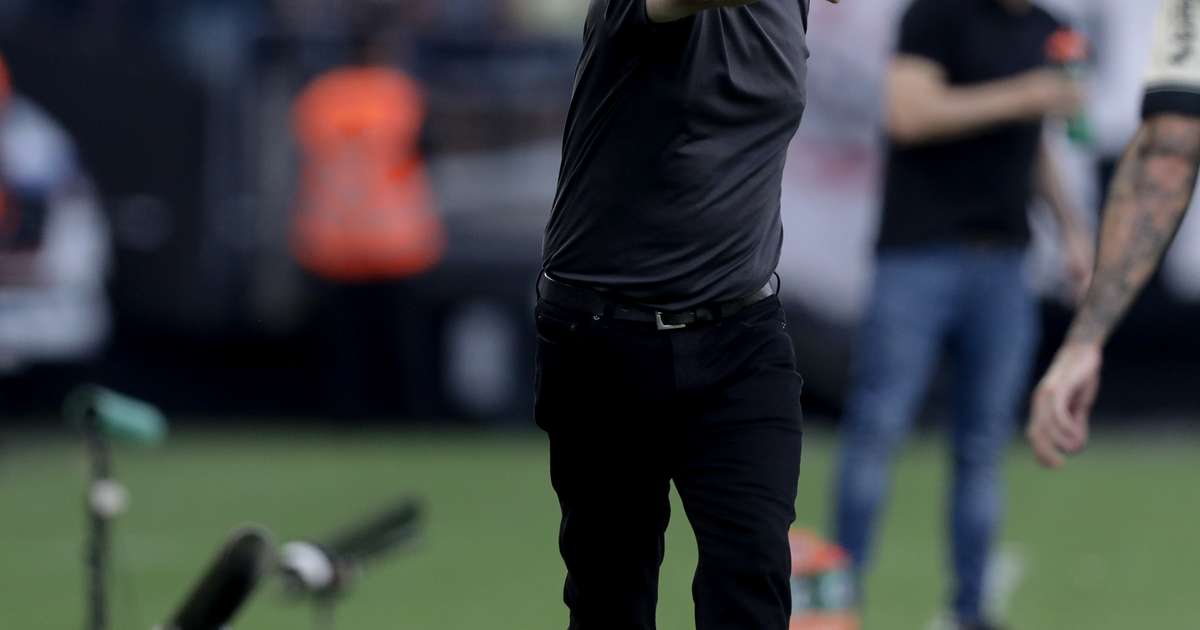 História repetida: assim como em 2014, Mano Menezes fica à frente do Corinthians em meio à reformulação