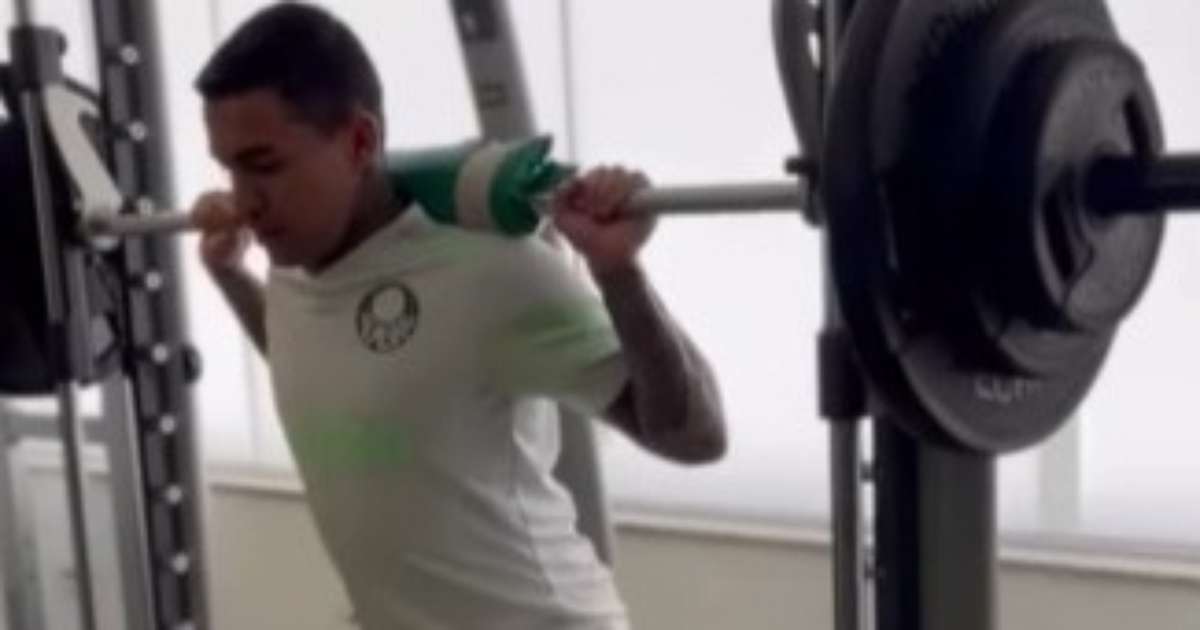 De férias, Dudu segue recuperação e publica vídeo fazendo exercícios no CT do Palmeiras