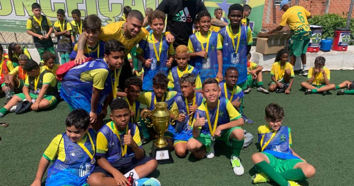 Lucas Esteves promove confraternização em escolinha de futebol e despista sobre futuro no Palmeiras