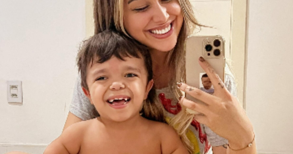 Mãe explica para filho com nanismo por que a palavra "anão" é ofensiva