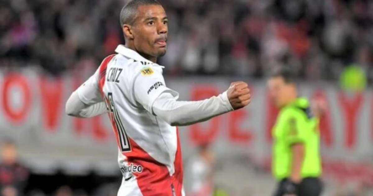 Flamengo anuncia a contratação de De La Cruz em clima de Natal