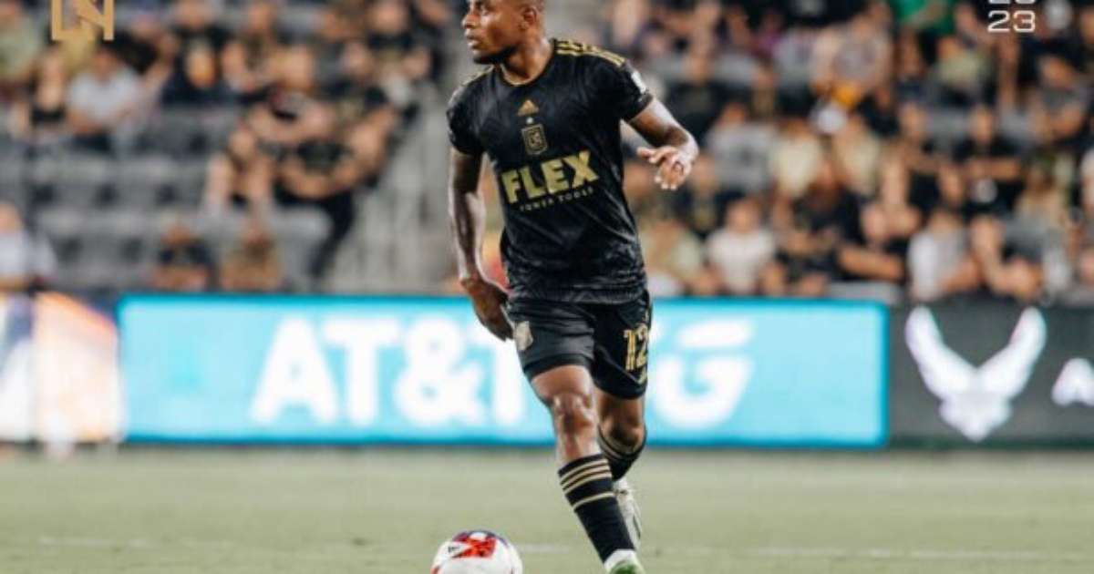 Corinthians se aproxima de acerto com lateral equatoriano, diz jornalista