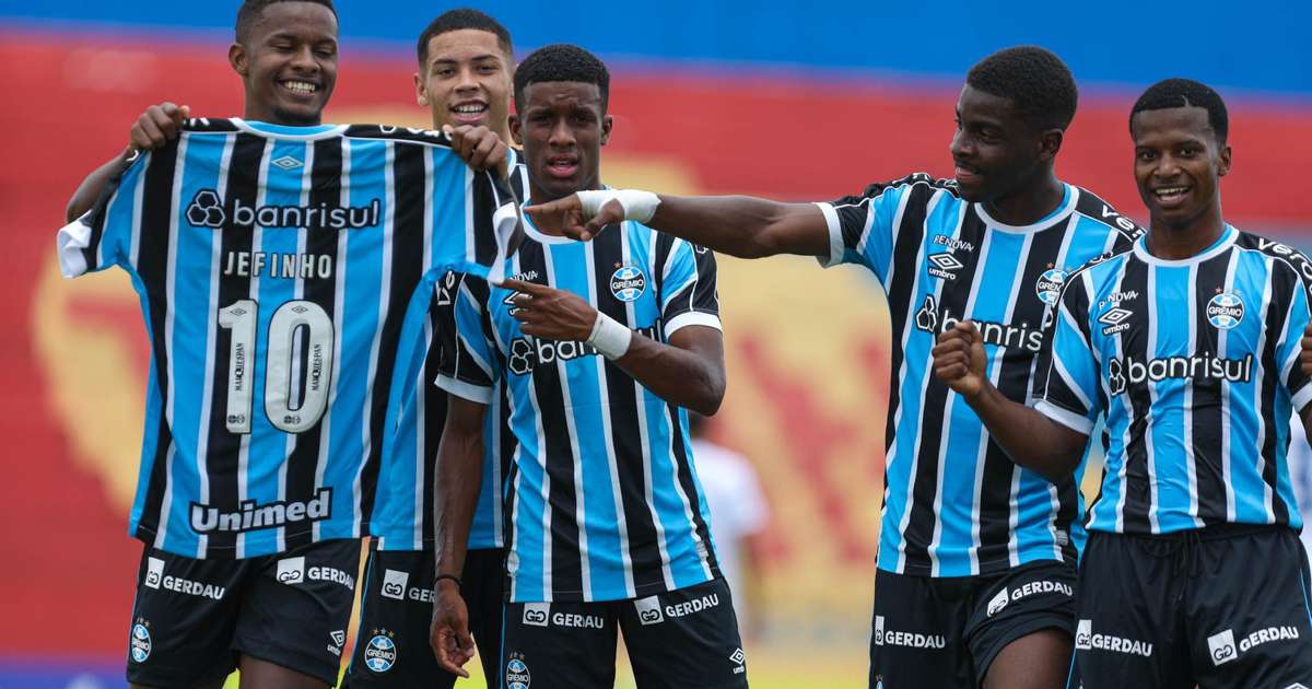 Fora da Copinha por lesão, meia-atacante Jefinho recebe homenagem dos companheiros