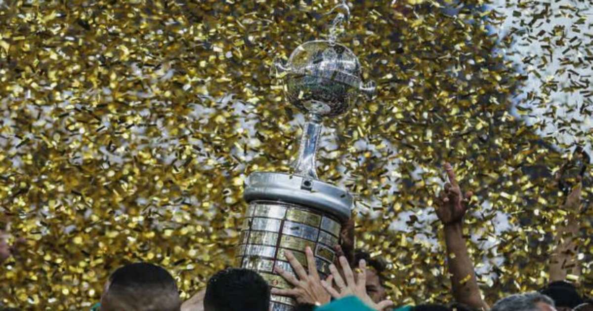 Loja do Flu esconde títulos do Flamengo em taça da Libertadores