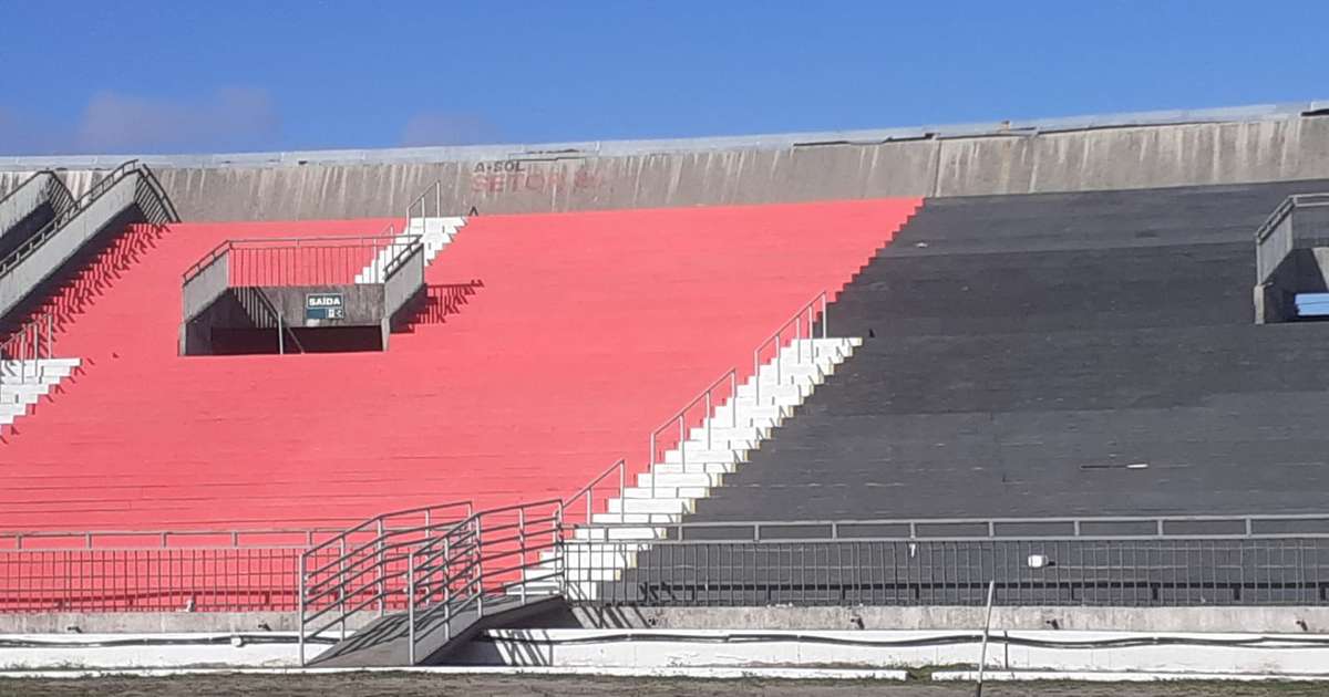 Estádio Almeidão em vermelho e preto antes do jogo do Flamengo causa polêmica