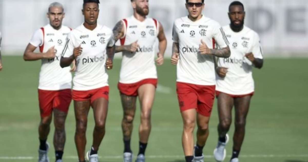 Pedro, do Flamengo, treina de óculos escuros após cirurgia nos olhos